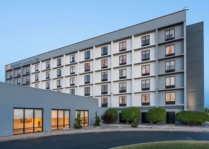 Hotels with pool Comfort Inn & Suites Buffalo Airport